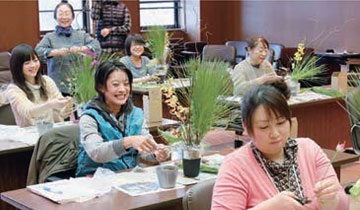 JA八戸 女性大学「スマイルカレッジ」 正月のアレンジメント講習会